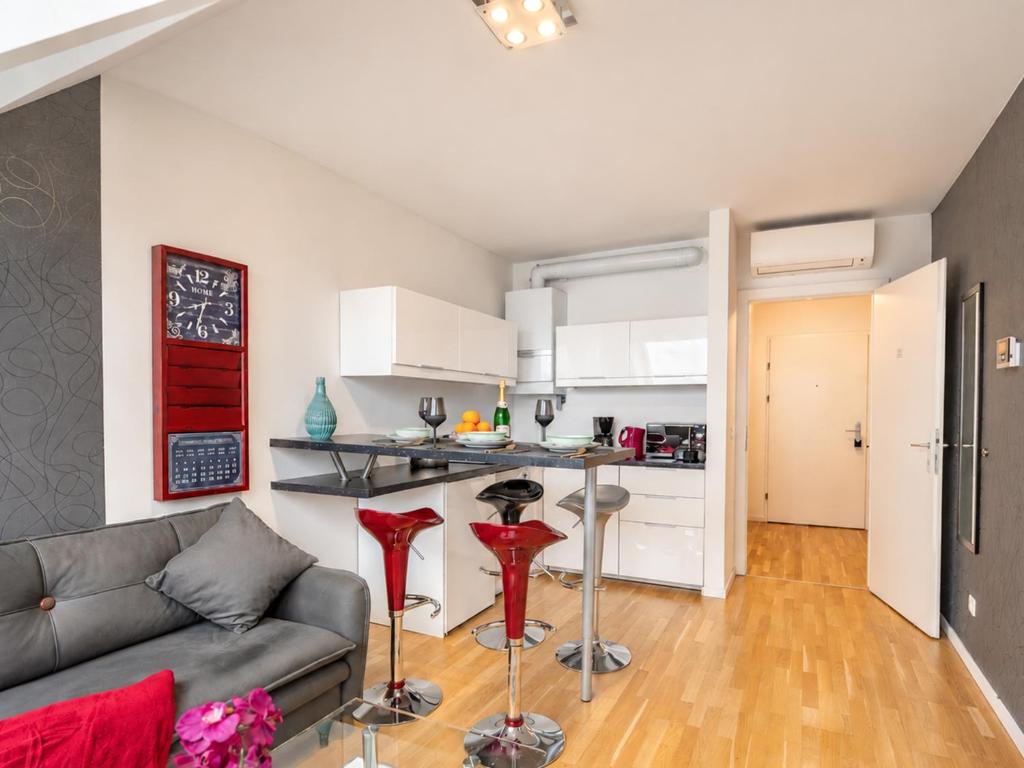 Modern Attic Apartment with Air conditioning near City Center