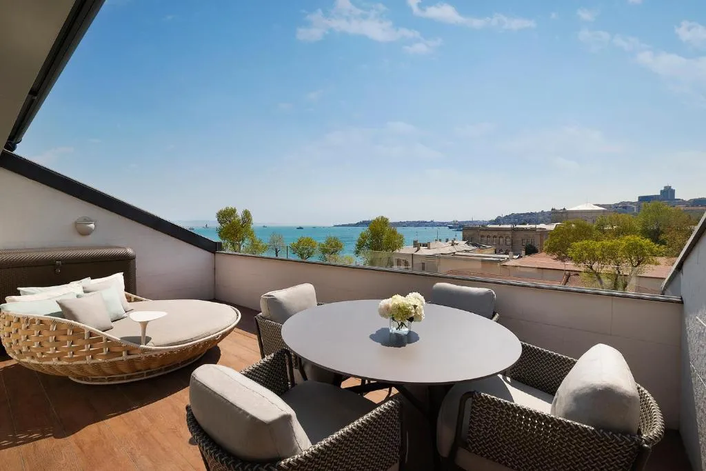 Executive Bosphorus Suite with Terrace with exclusive Horizon privileges