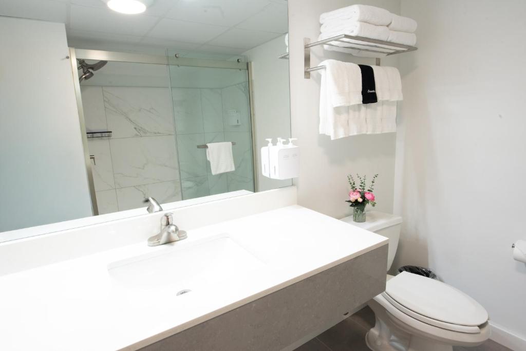 Meadowlands Plaza Hotel - 