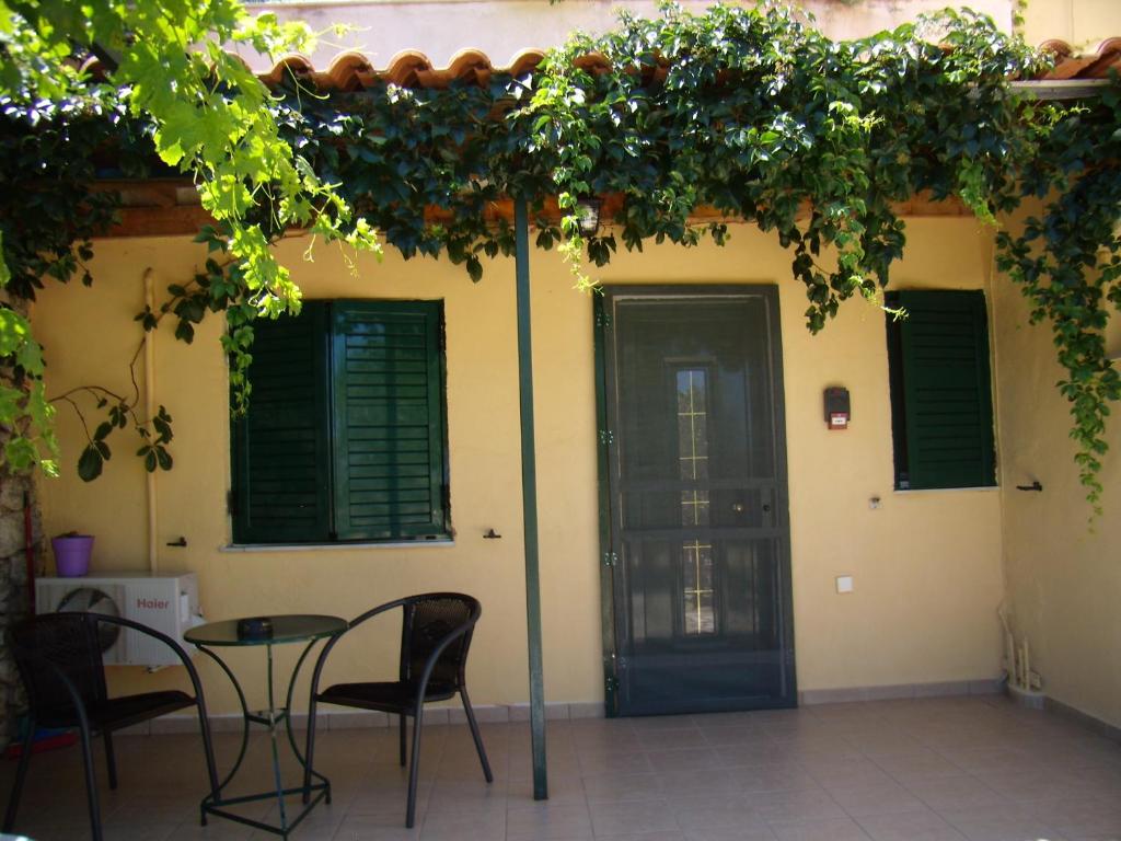 Zephyros Rooms And Apartments - Triple Room With Private Bathroom