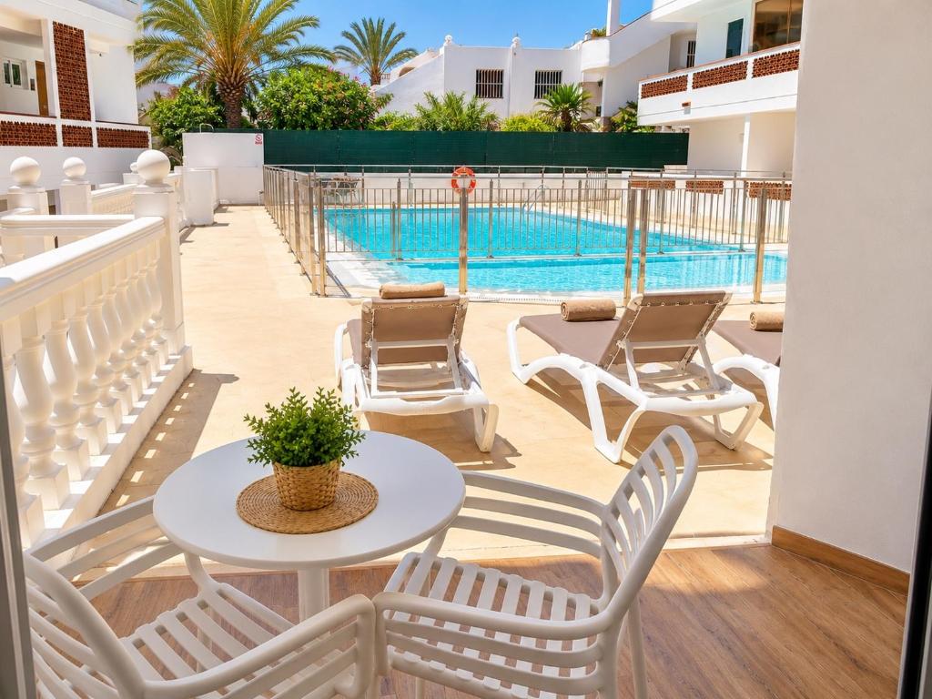 Solarena 28 - Beachside Apartment with Pool & Terrace