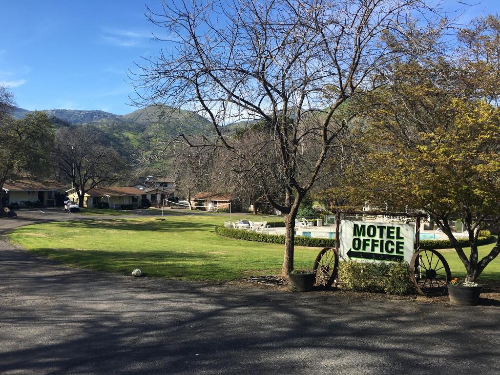 Lazy J Ranch Motel — photo 14