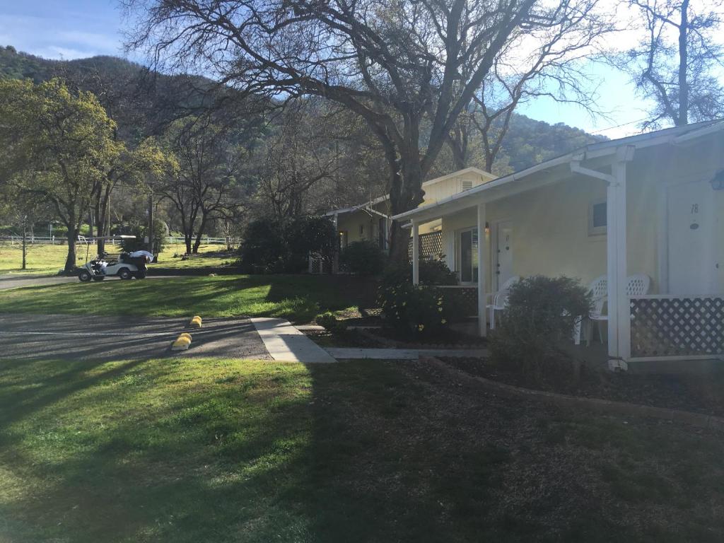 Lazy J Ranch Motel — photo 17