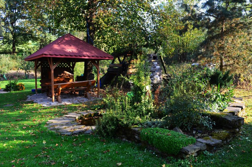 Vonkajšia záhrada v ubytovaní Rodzinny Domek Apartament