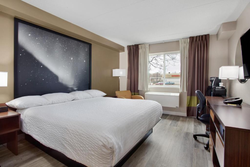 Postel nebo postele na pokoji v ubytování Super 8 by Wyndham Winnipeg West