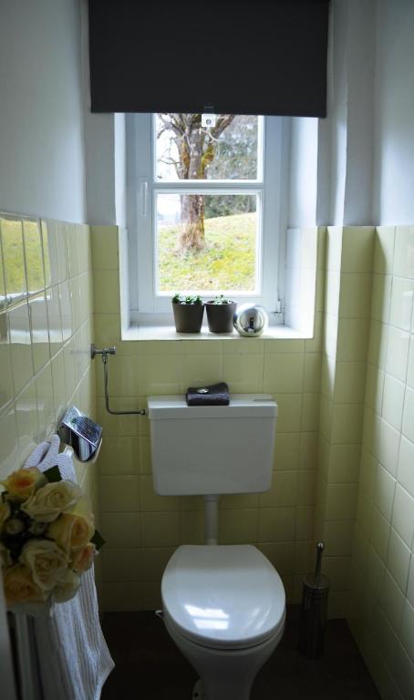 A bathroom at Ferienwohnung Strubbauer Urlaub am Bauernhof