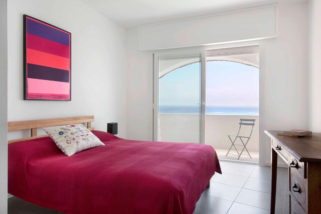 una camera con letto e vista sull'oceano di Le calandre a Ventimiglia