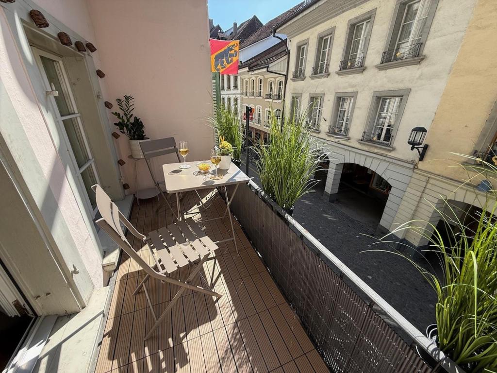 Old Town Oasis with 4 Beds, Balcony & Office