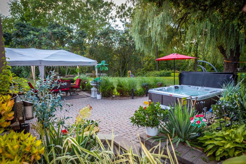 Nature Oasis BarMar 2BR Suite in Dundas close to Webster Falls - Housity