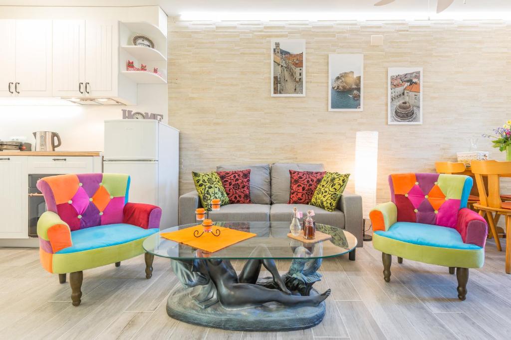 杜布羅夫尼克的住宿－Apartment Alpha and Studio Simba，客厅配有沙发、椅子和桌子