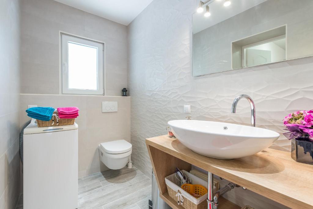Kúpeľňa v ubytovaní Apartment Alpha and Studio Simba