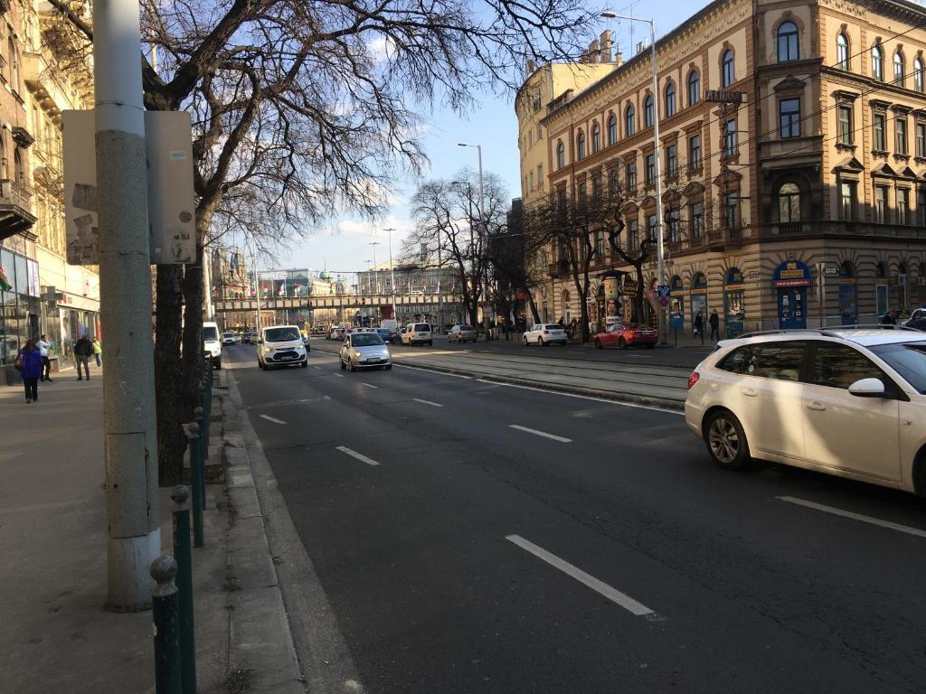 ブダペストにあるMerci's City Apartmentsの車道