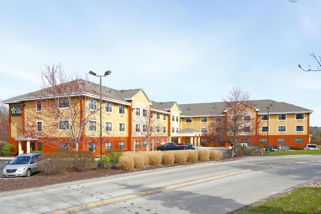 an empty street in front of a apartment building at Extended Stay America Suites - Pittsburgh - Carnegie in Carnegie