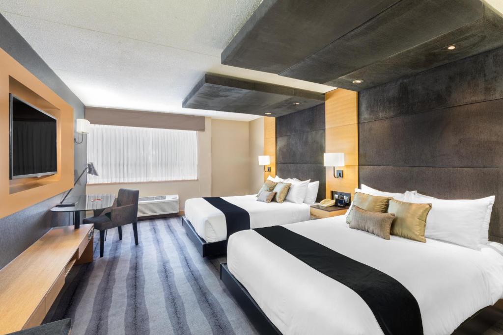 Postel nebo postele na pokoji v ubytování Ramada Plaza by Wyndham Prince George
