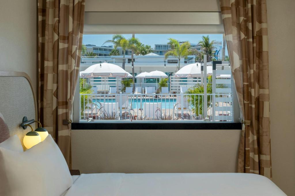 Postcard Inn On The Beach - 
