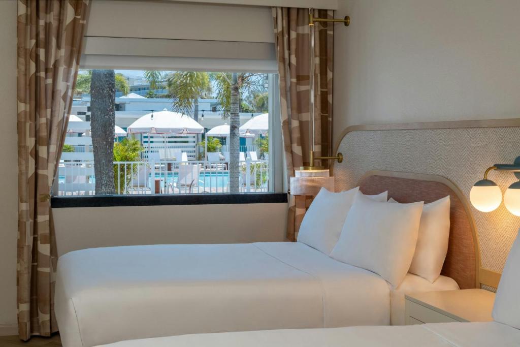 Postcard Inn On The Beach - 