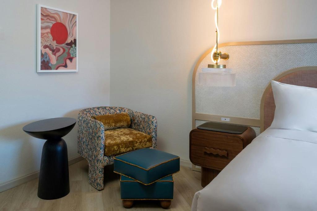 Postcard Inn On The Beach - 