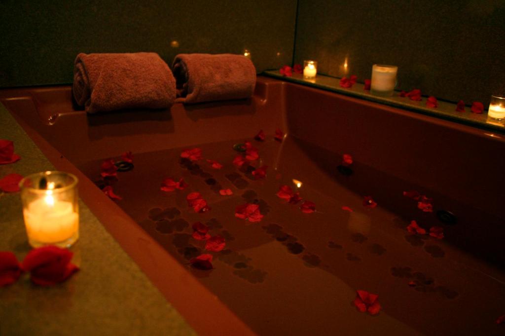 Topanga Canyon Inn Bed and Breakfast - Luxury King Room With Spa Bath