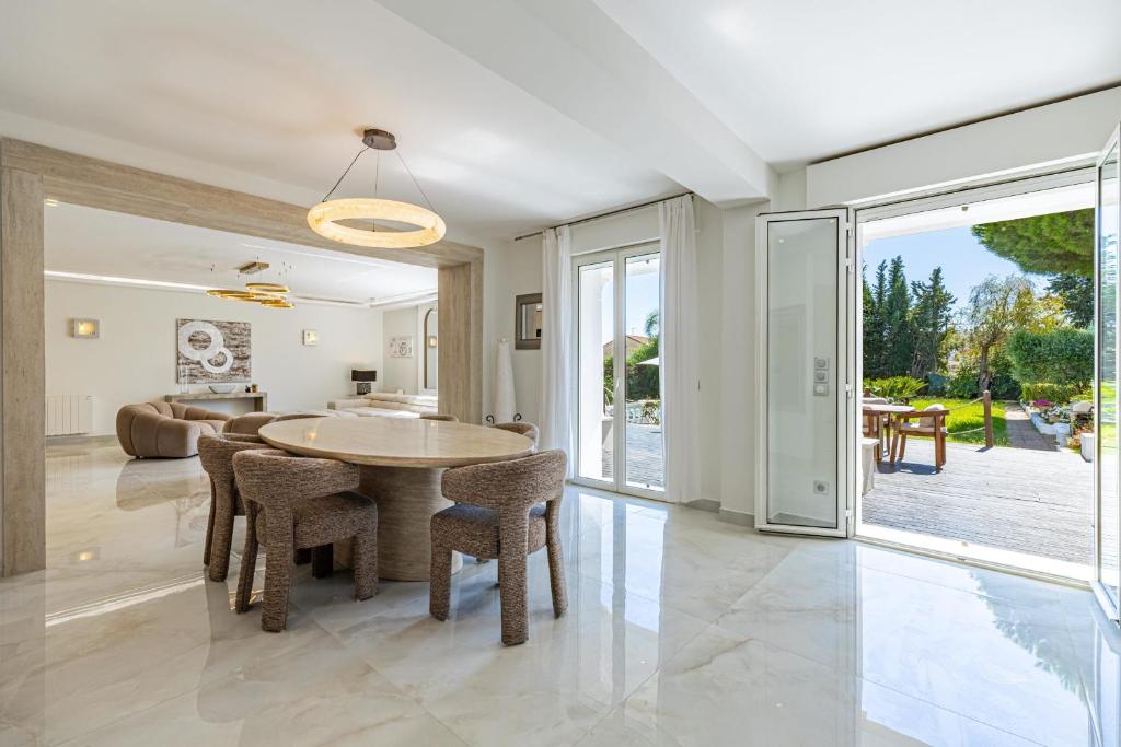 11 GRIMP - Stunning 8-bedroom villa pool and private tennis