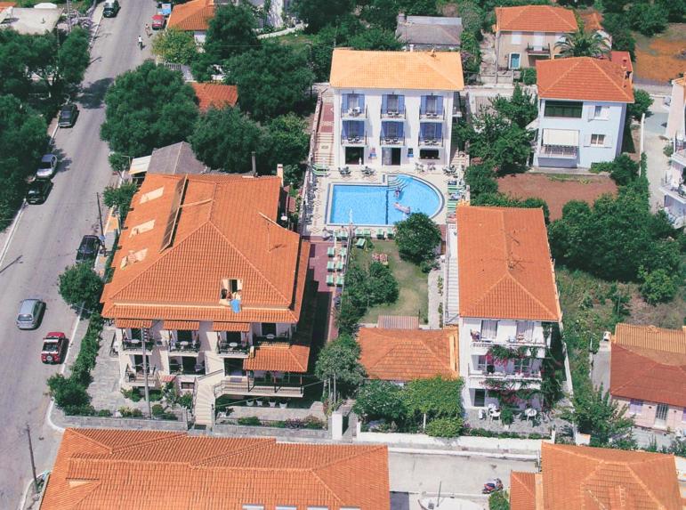Bazén v ubytování Theodora Studios & Apartments nebo v jeho okolí