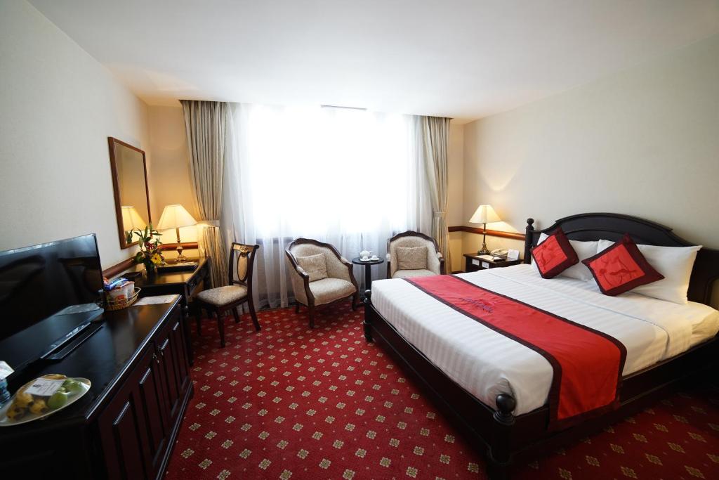 Postel nebo postele na pokoji v ubytování Sammy Dalat Hotel