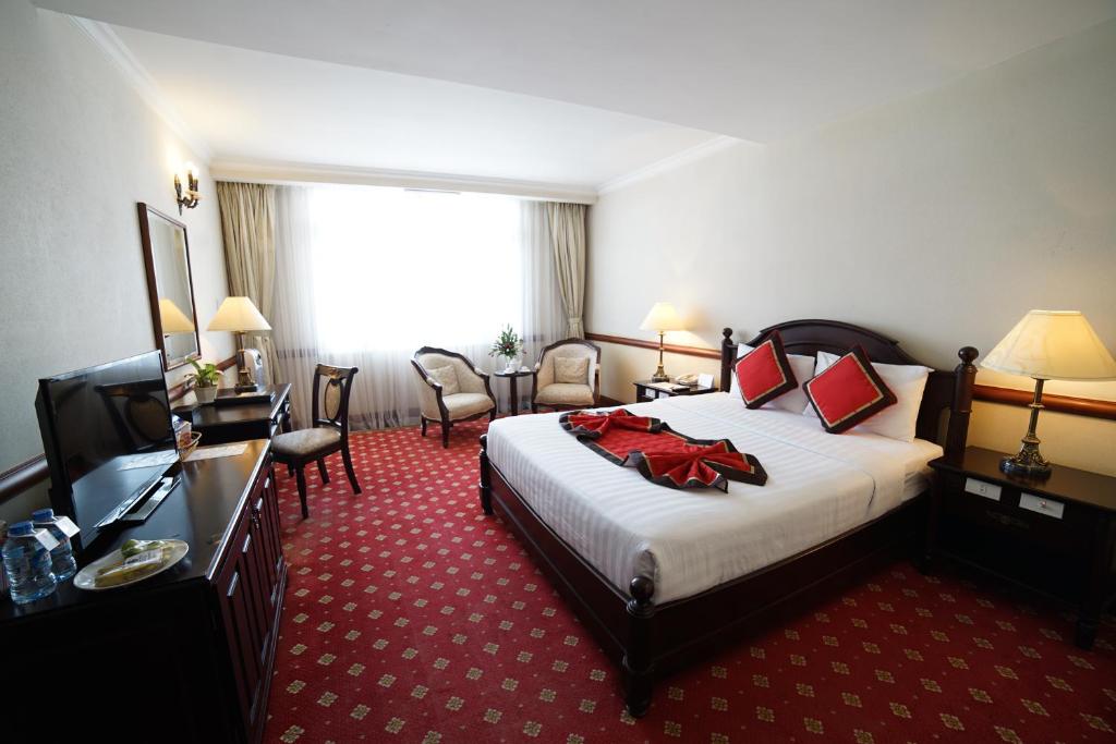 Postel nebo postele na pokoji v ubytování Sammy Dalat Hotel