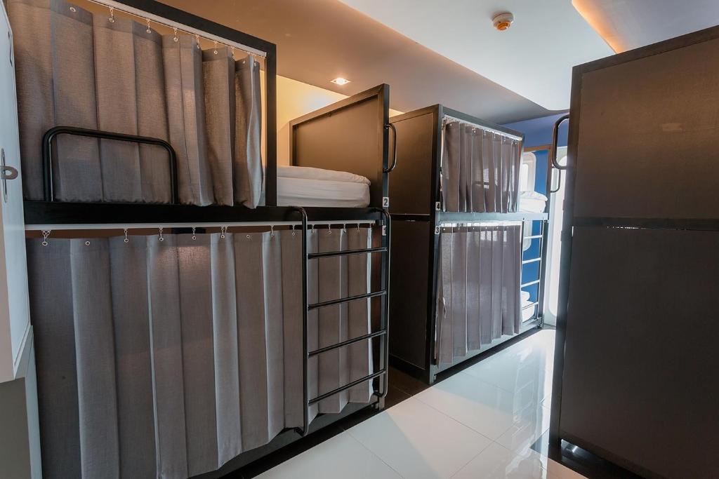 Kuchyň nebo kuchyňský kout v ubytování BearPacker Patong Hostel