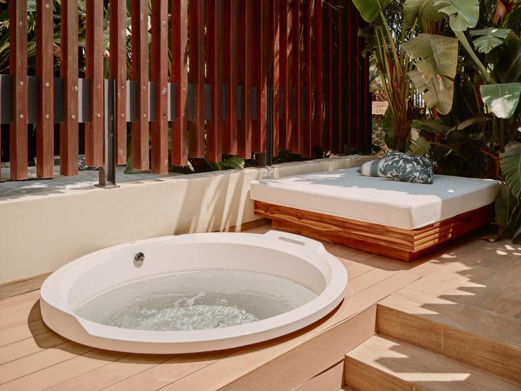 BLESS Ibiza The Site - Jacuzzi privado en la habitación en Sant Josep de sa Talaia