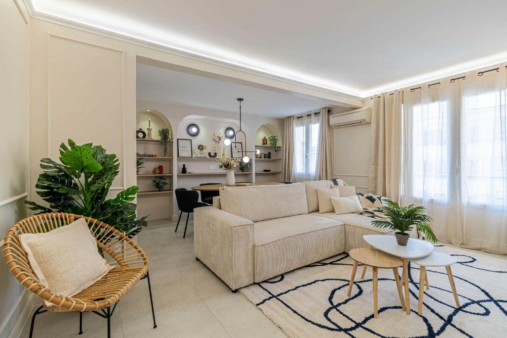 Haussmann apartment - South-facing balcony 2BR 4p