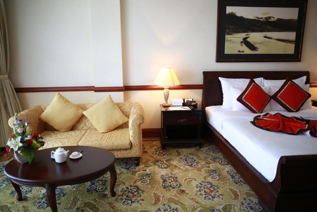 Postel nebo postele na pokoji v ubytování Sammy Dalat Hotel