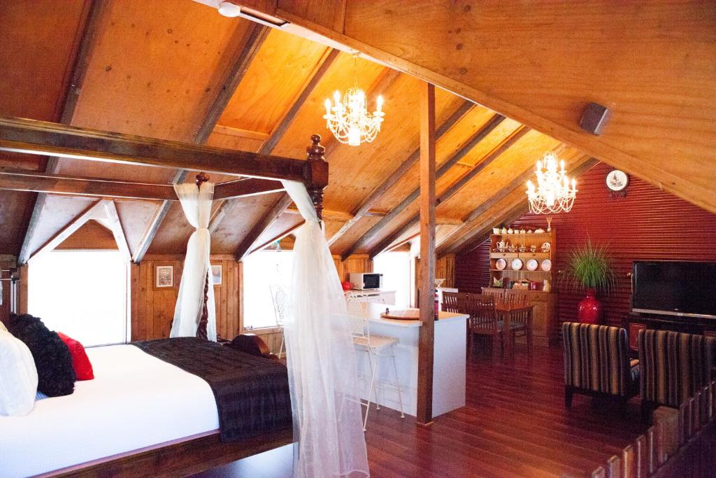1 dormitorio con 1 cama y comedor en Barossa Barn Bed and Breakfast en Angaston