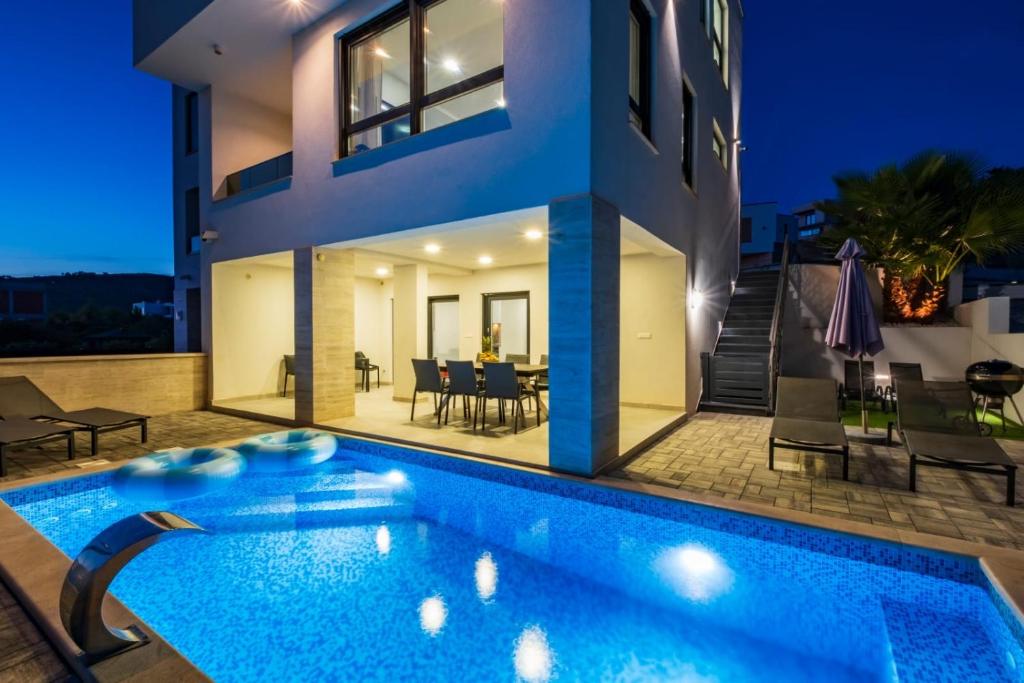 Villa NeRu Vodice- Private Heated Pool & Sea View