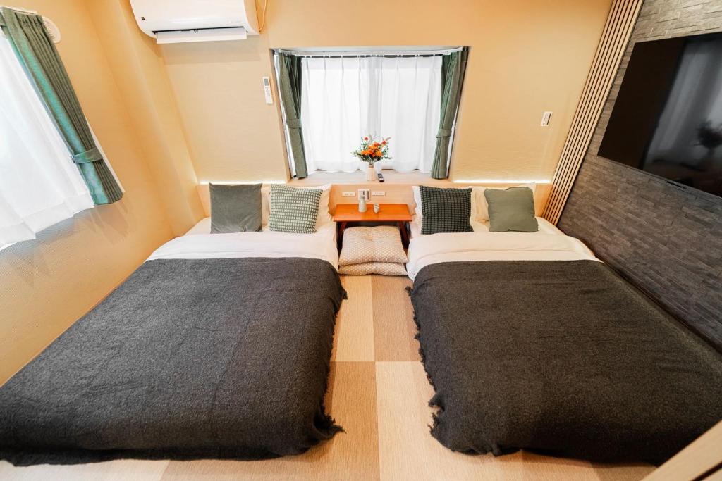 Kagurazaka SAIEI HOTEL 201 ,10 minutes by subway to Ginza , 15 minutes to Shinjuku , Ikebukuro , features 2 bedrooms, a living room, and 4 beds