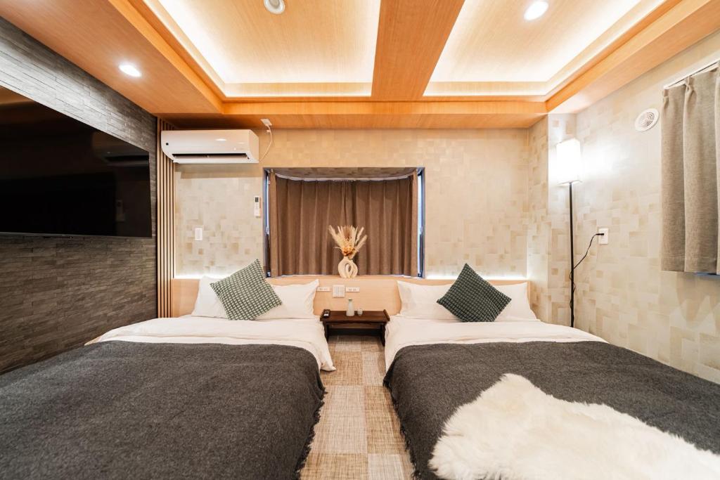 Kagurazaka SAIEI HOTEL 202 ,10 minutes by subway to Ginza , 15 minutes to Shinjuku , Ikebukuro , features 2 bedrooms, a living room, and 3 beds