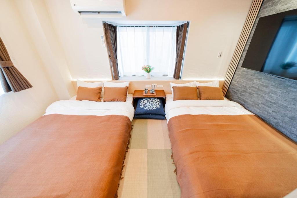 Kagurazaka SAIEI HOTEL 301 ,10 minutes by subway to Ginza , 15 minutes to Shinjuku , Ikebukuro , features 2 bedrooms, a living room, and 4 beds
