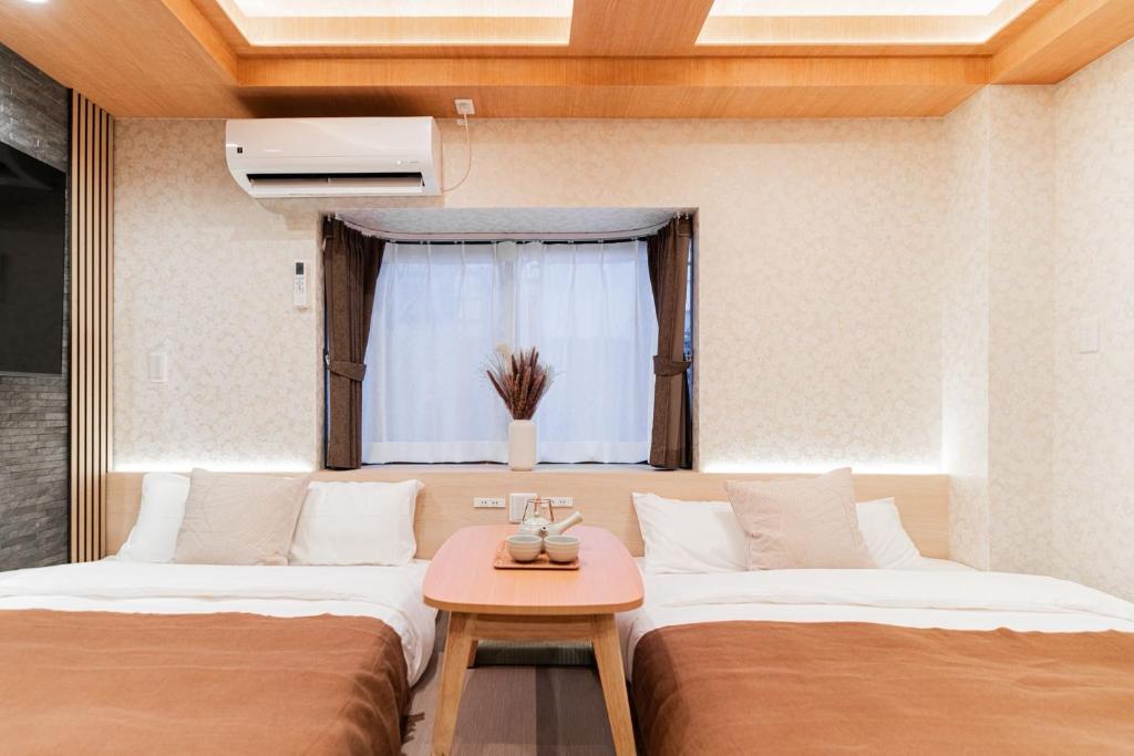 Kagurazaka SAIEI HOTEL 302 ,10 minutes by subway to Ginza , 15 minutes to Shinjuku , Ikebukuro , features 2 bedrooms, a living room, and 3 beds