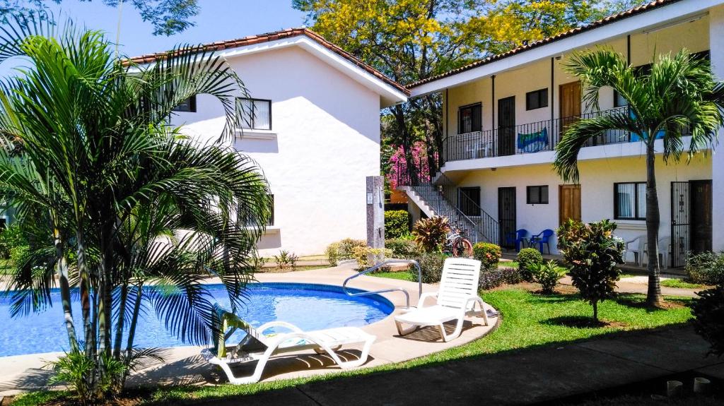 Villa con piscina frente a un edificio en Studio Apartments in Las Torres, en Coco