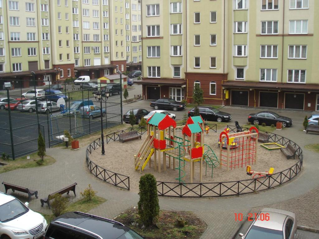 ゼレノグラーツクにあるApartment on Moskovskaya 64の駐車場中遊び場