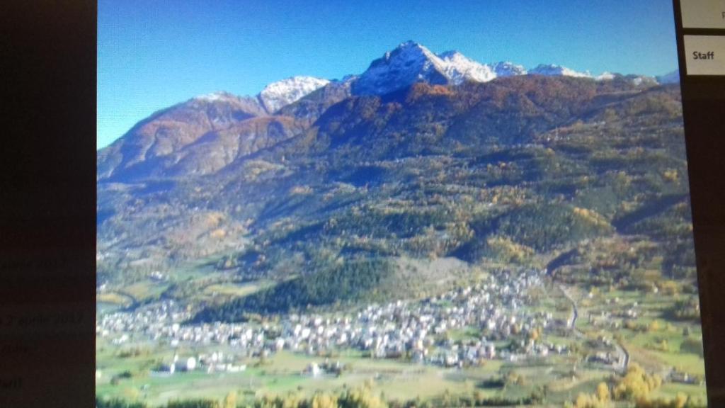 uitzicht op een stad in een vallei met bergen bij La Maison Nouva 1977 in Aosta