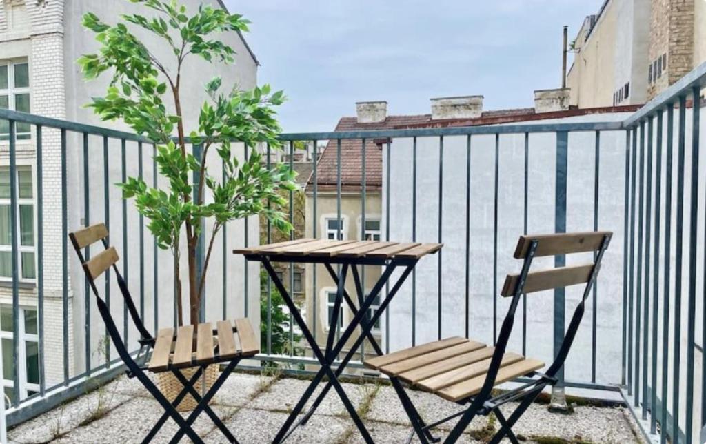 Central Rooftop Apartment with Balcony & Free Parking