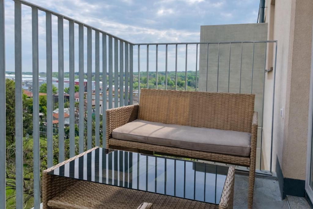 Modern Stylish Apartment with Balcony & Free Parking