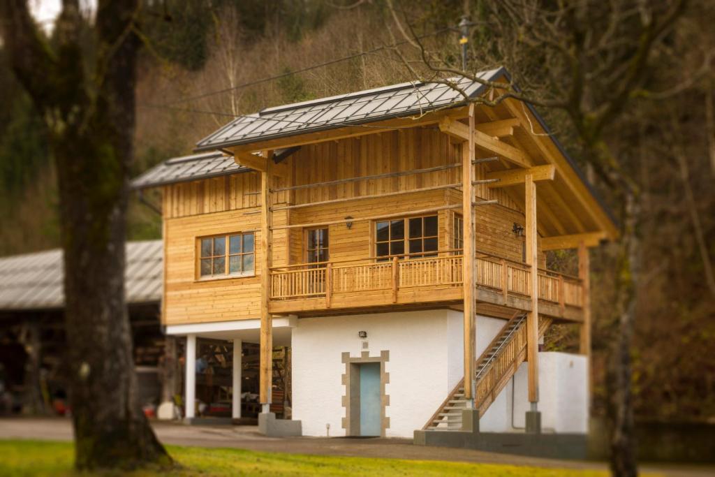 ein großes Holzhaus mit Balkon darüber in der Unterkunft Troadkasten in Kötschach
