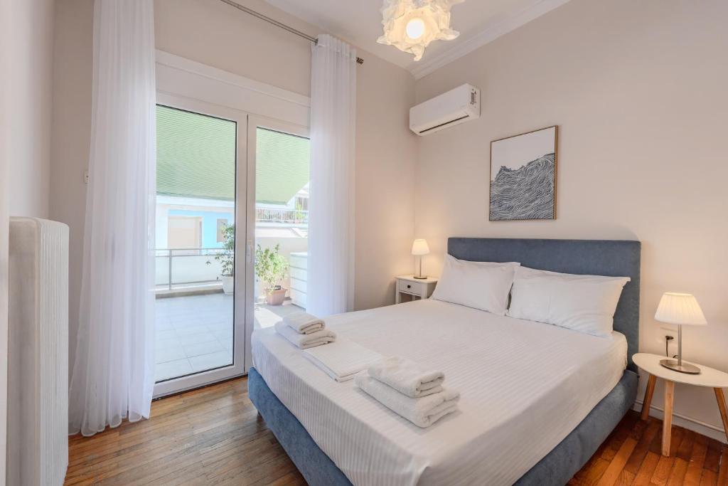 Piraeus Pasalimani Veranda for up to 6, near metro