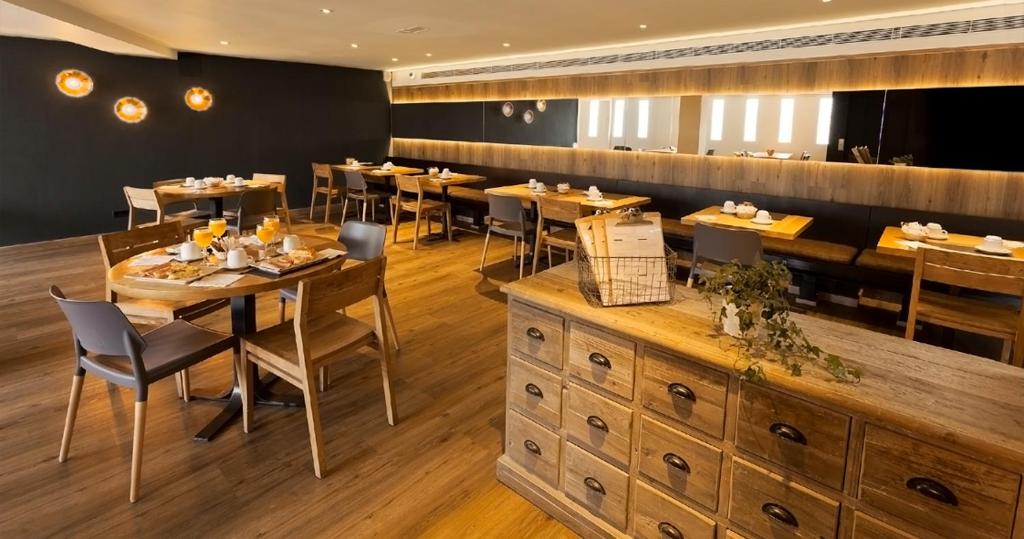 Un restaurante o sitio para comer en Hotel Dos Rios Origen