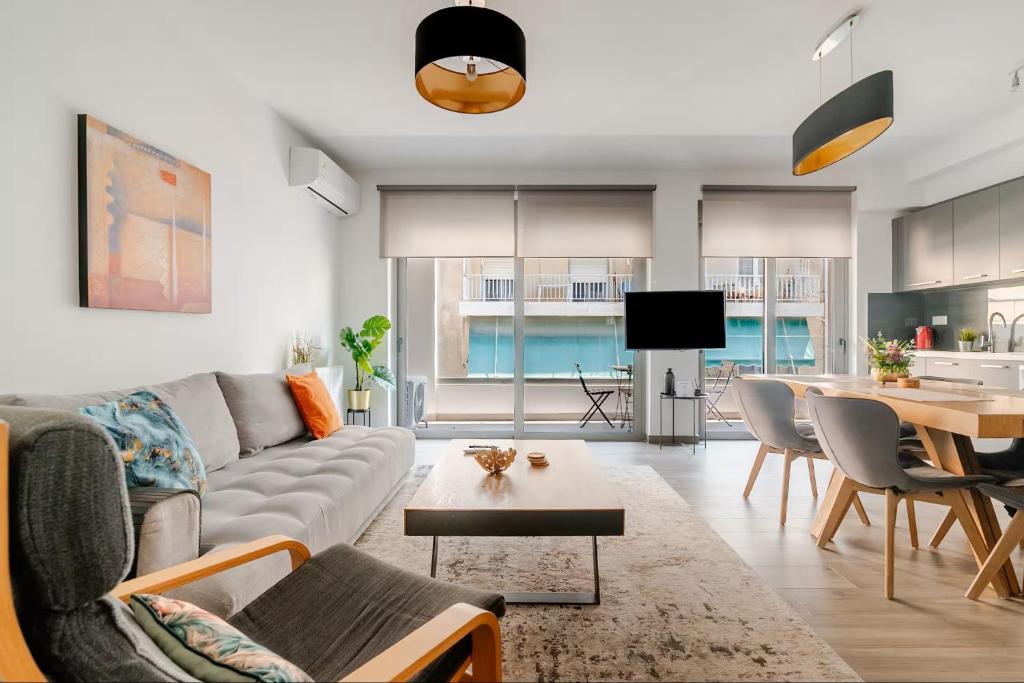 Luxury Suite & Steps to Metro & University & Quiet Center