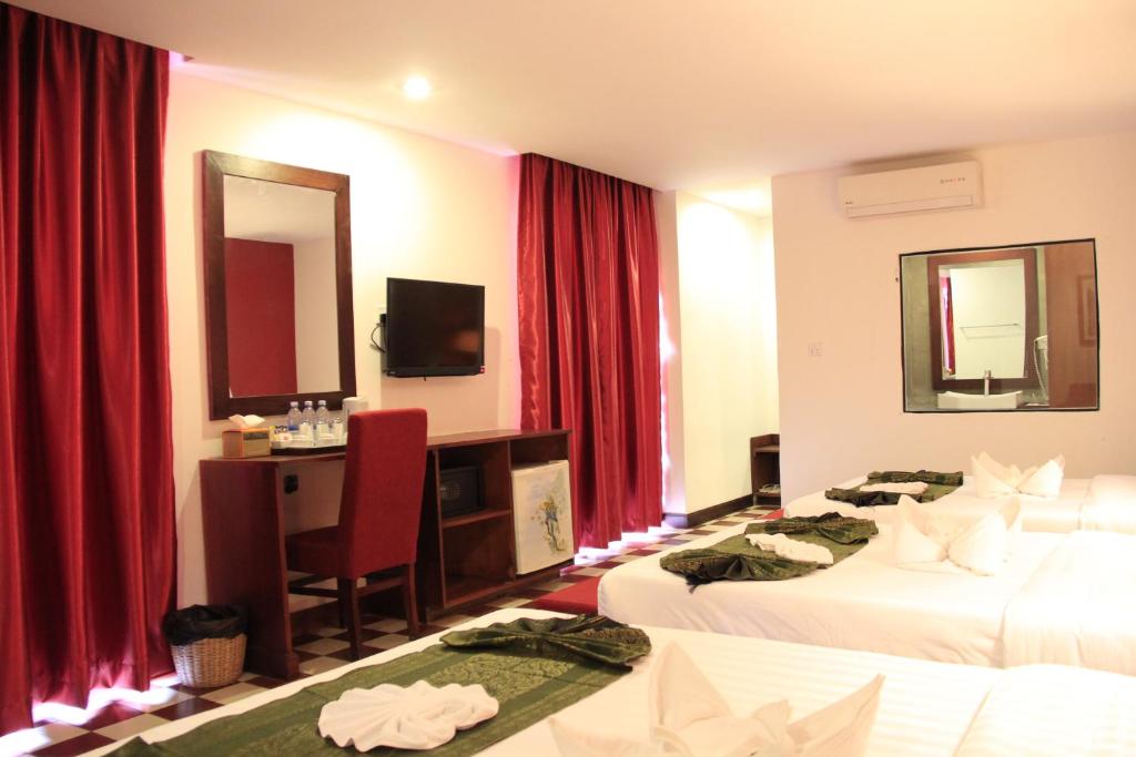 Postel nebo postele na pokoji v ubytování Mekong Angkor Palace Hotel