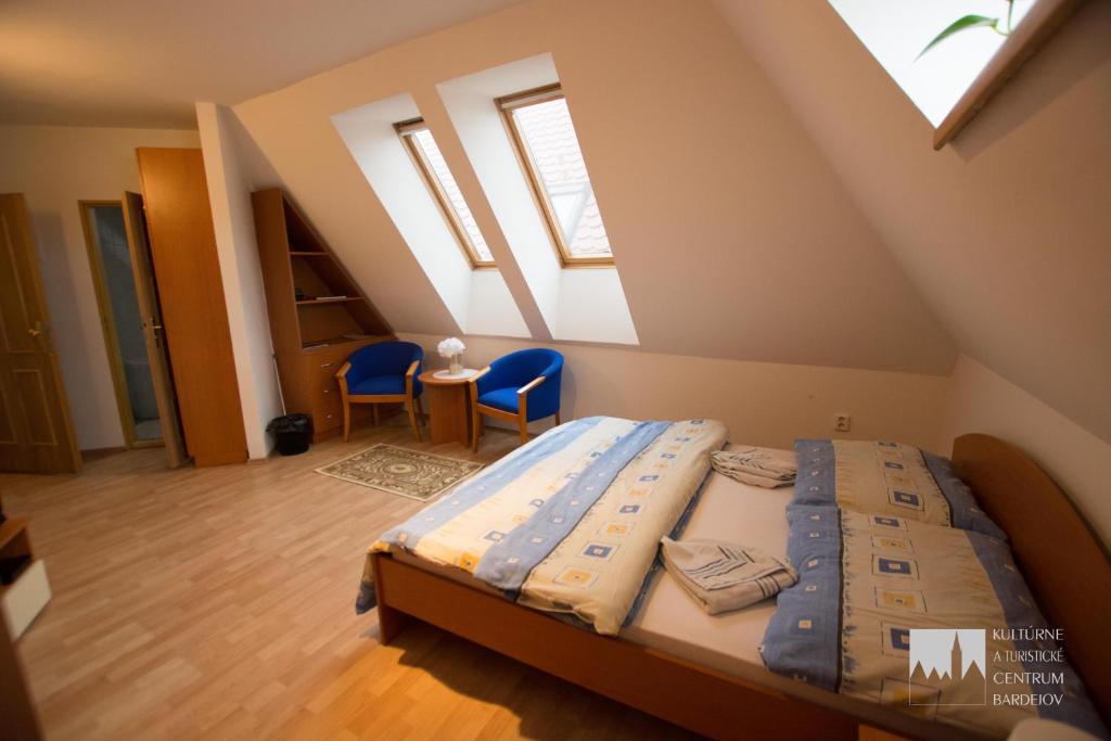 Postel nebo postele na pokoji v ubytování Kulturne Centrum Bardejov