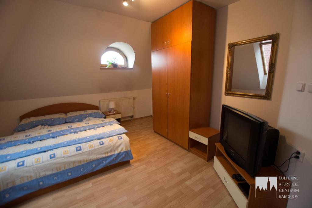 Postel nebo postele na pokoji v ubytování Kulturne Centrum Bardejov