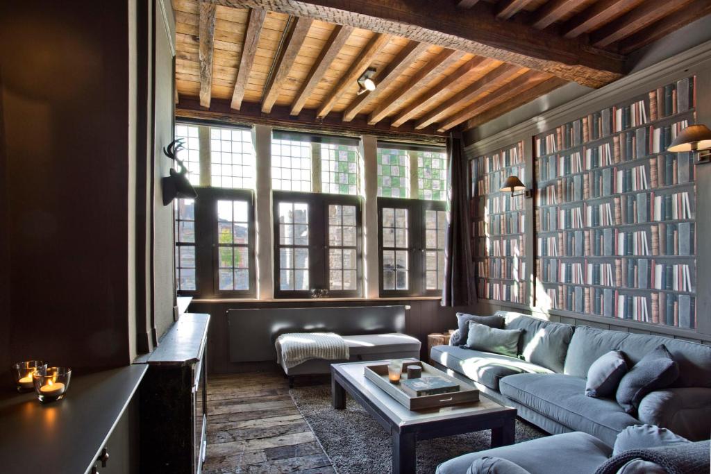 根特的住宿－De Waterzooi Lodge，客厅配有沙发和桌子