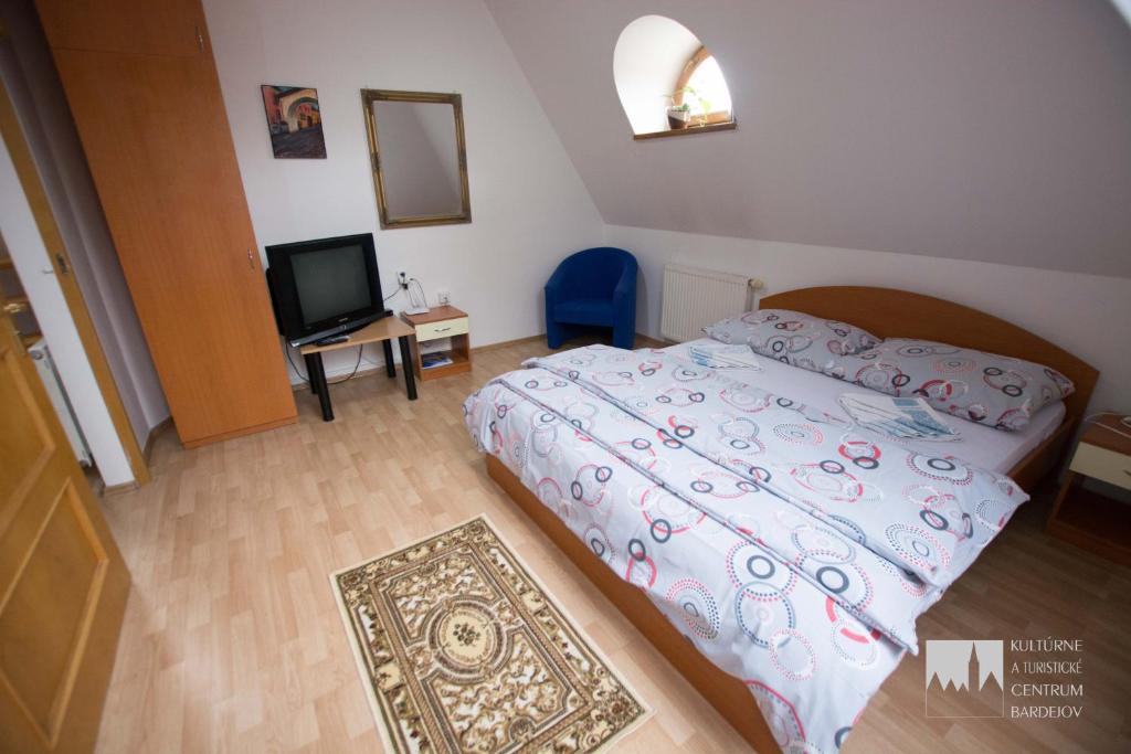 Postel nebo postele na pokoji v ubytování Kulturne Centrum Bardejov